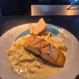 Salmon Parrillado con Pasta Carbonara