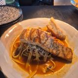 Salmon parrillado con pasta siciliana