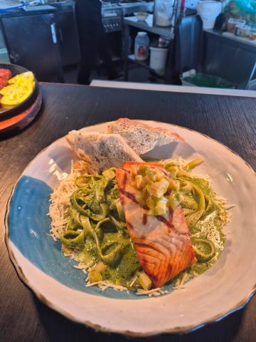 Salmon Parrillado con Pasta al Pesto