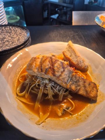 Salmon parrillado con pasta siciliana